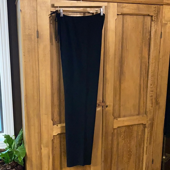 Relaxed drawstring pant. Polyester crepe fabric - Picture 2 of 9